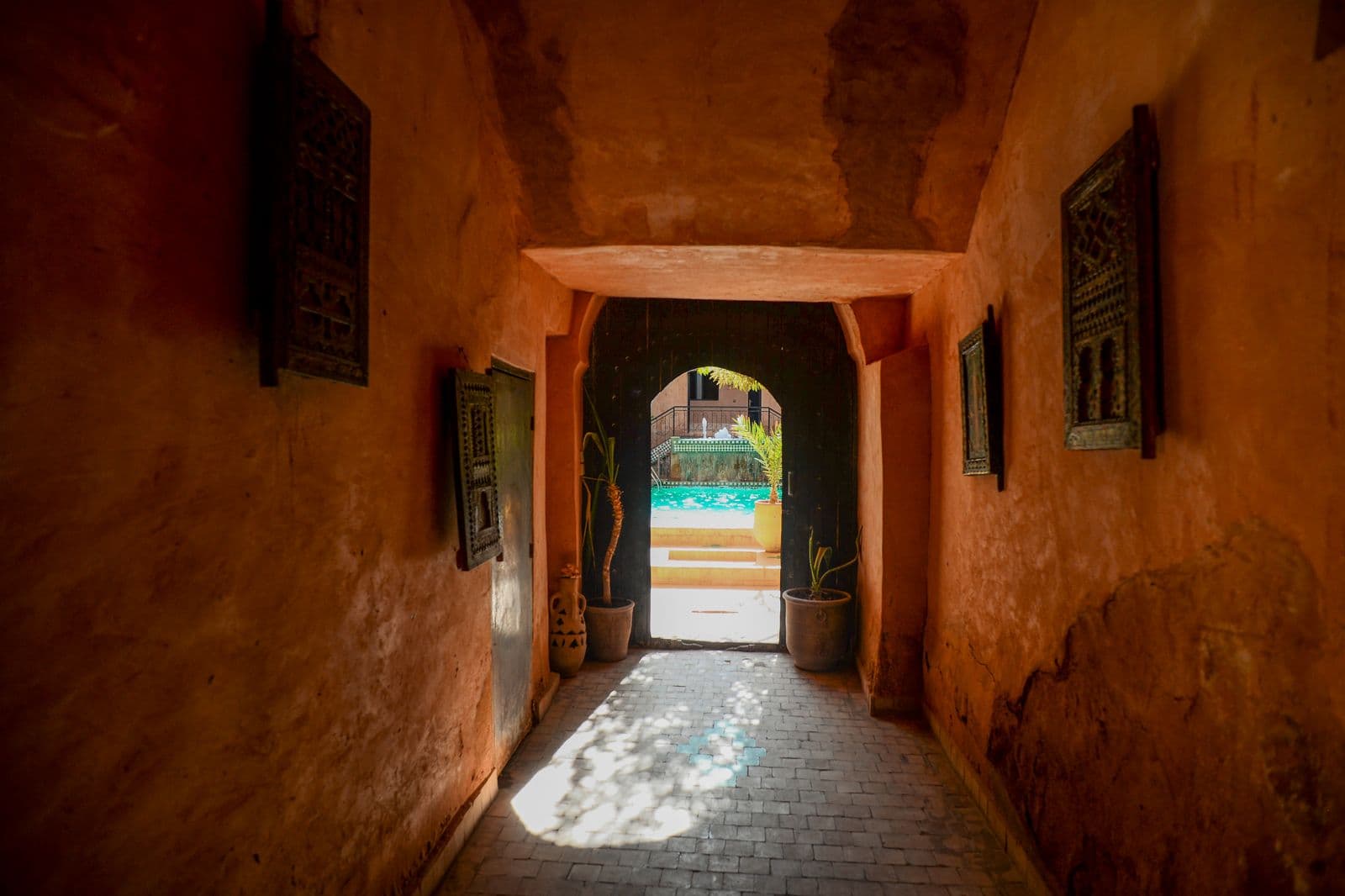 Passage voûté d'un riad marocain, baigné de lumière
