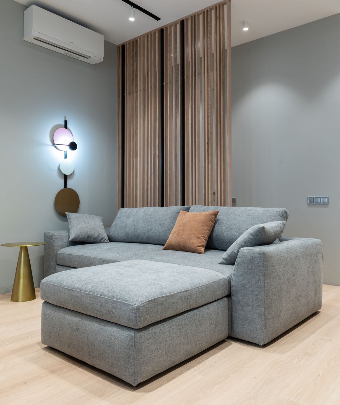 Canapé d'angle Rhéa avec pouf — Collection Épure
